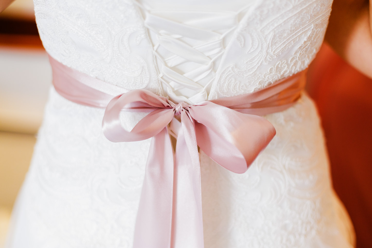 Brautkleid mit rosa Schleife