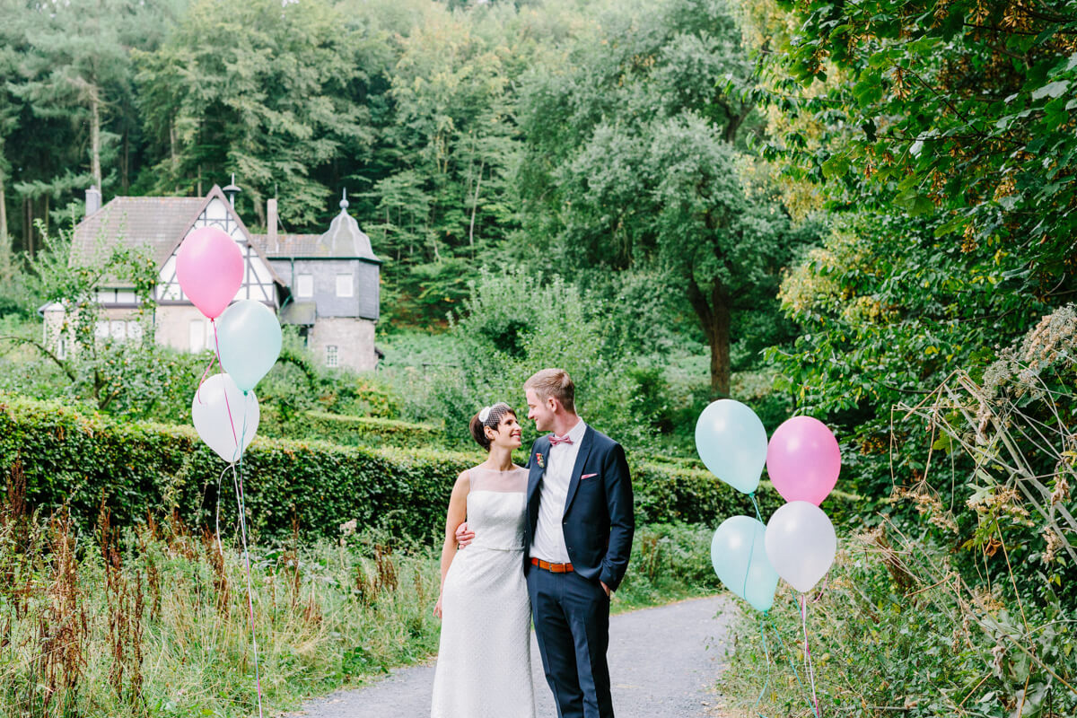 Hochzeitsfoto mit Luftballons