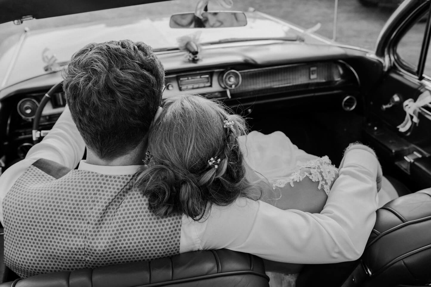 Brautpaar im Cadillac Cabriolet