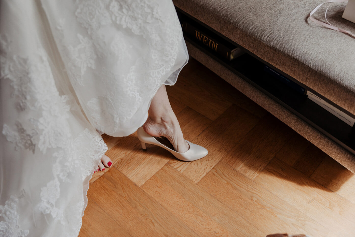 Braut zieht Schuhe an