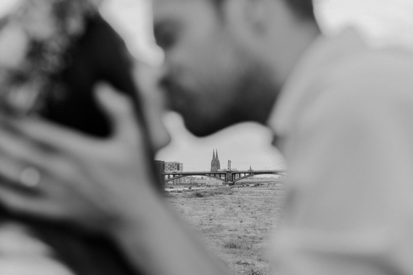 Küssendes Paarfoto vor dem Kölner Dom