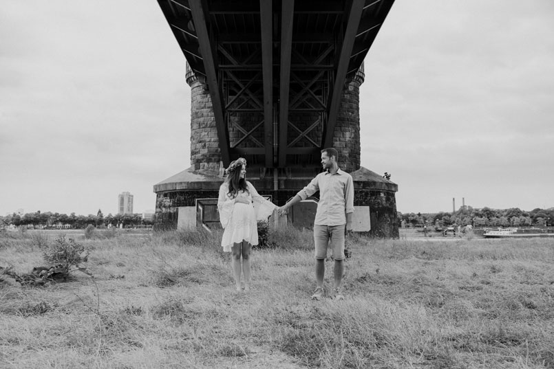 Urbanes Paarshooting unter einer Brücke am Rhein