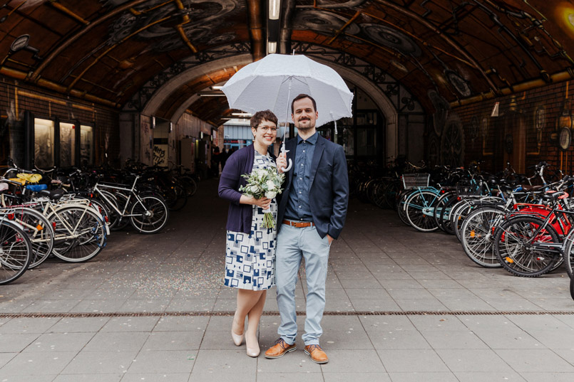 Hochzeitsfotos mit Regenschirm
