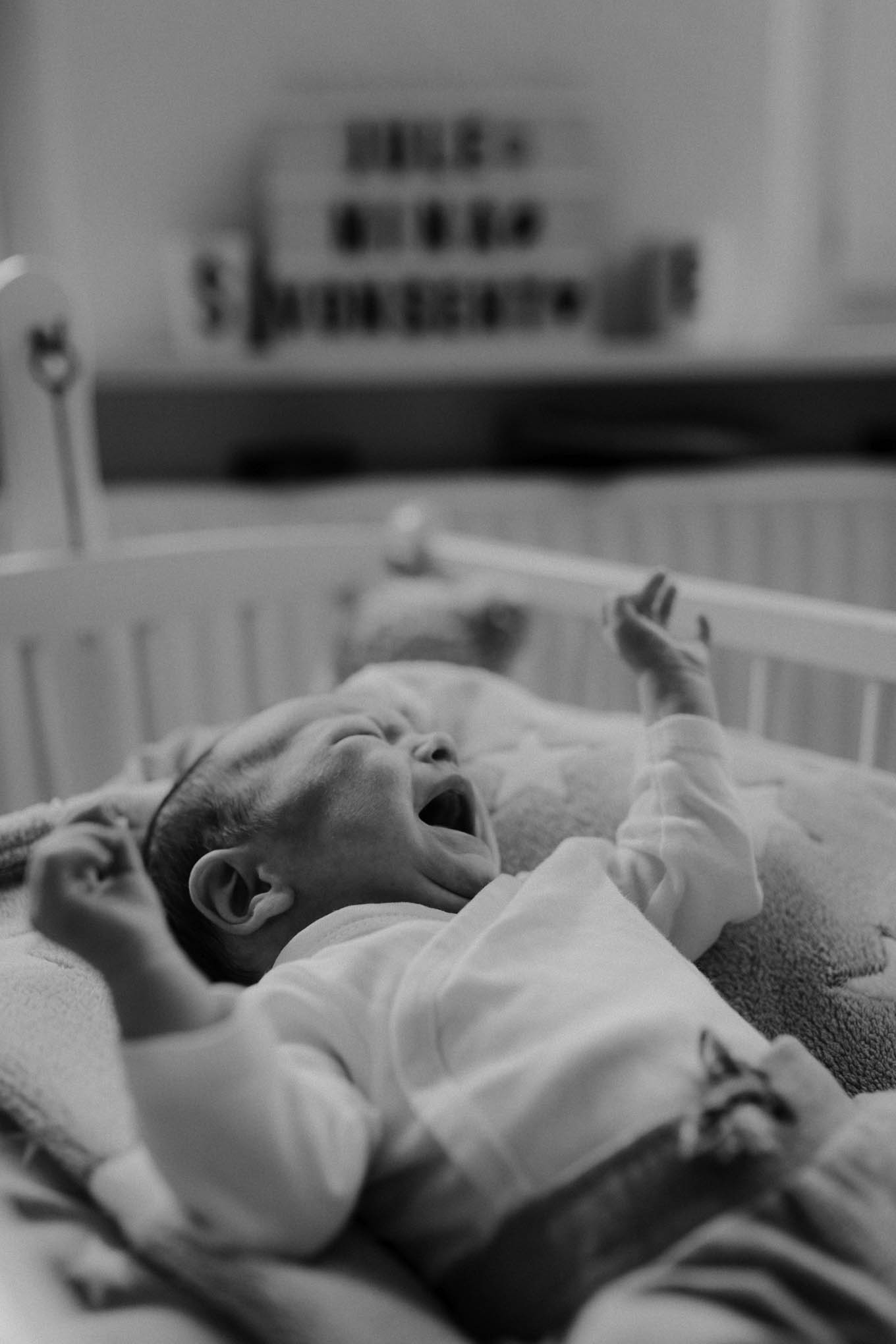 weinendes Baby beim Newbornshooting