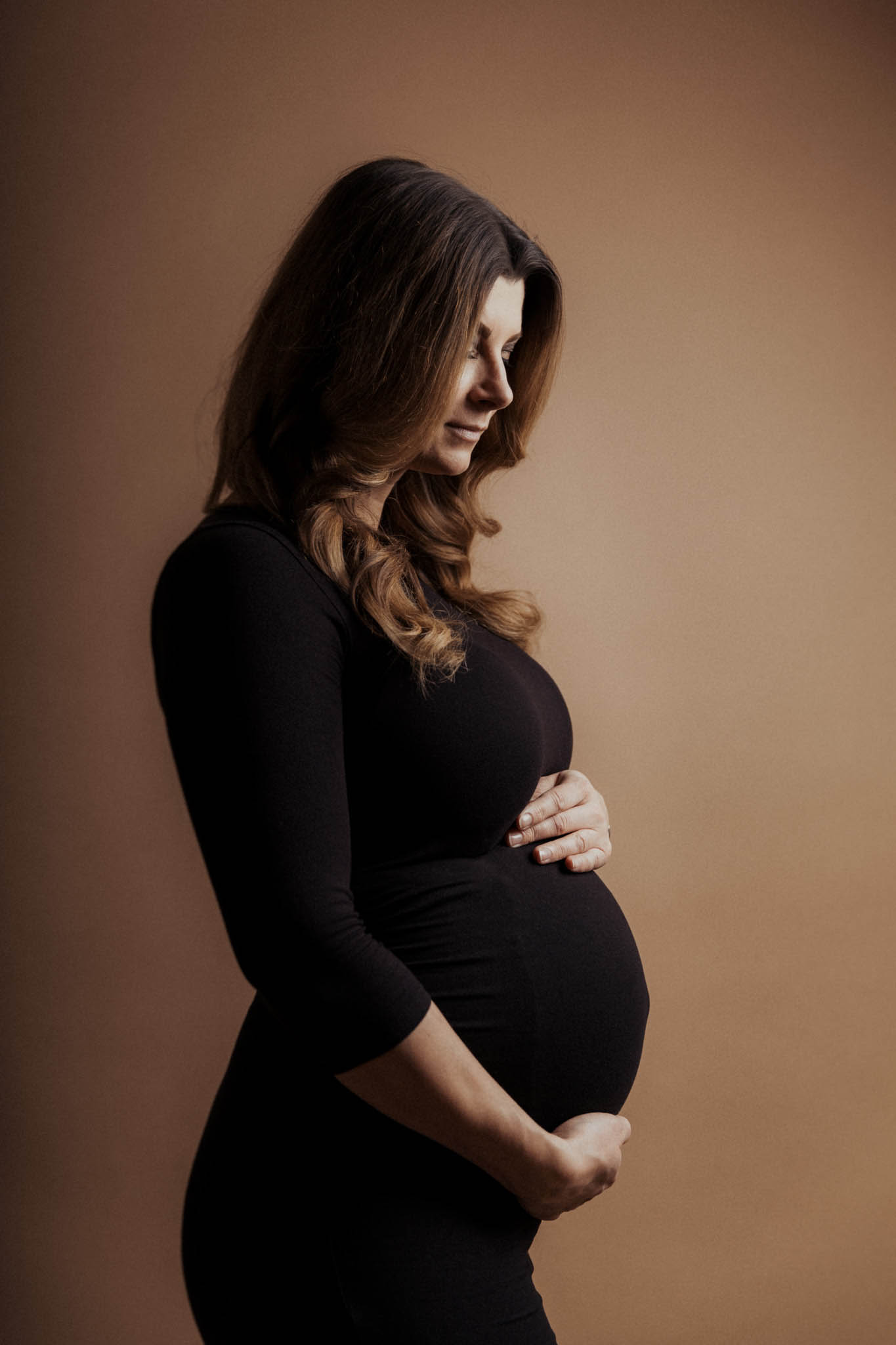 Schwangere Frau im Fotostudio
