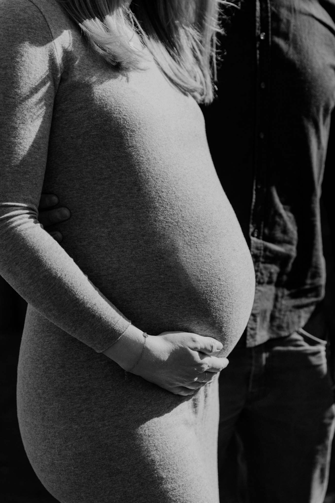 Schwangerschaftsfoto in Schwarz Weiß