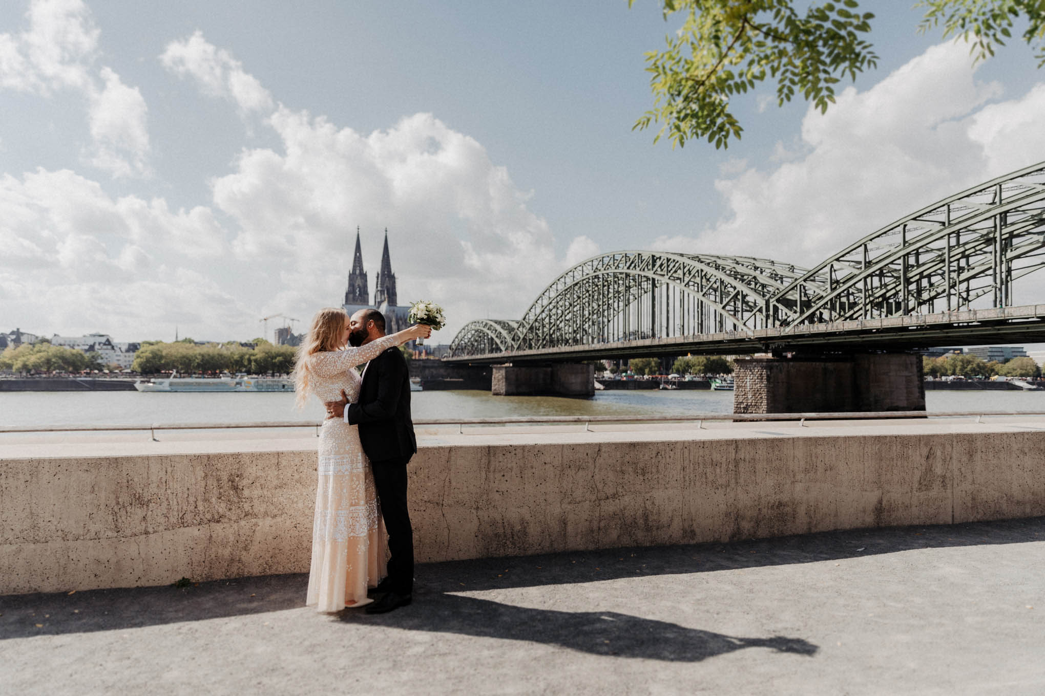 Hochzeitsfoto mit Brautpaar vo dem Kölner Dom