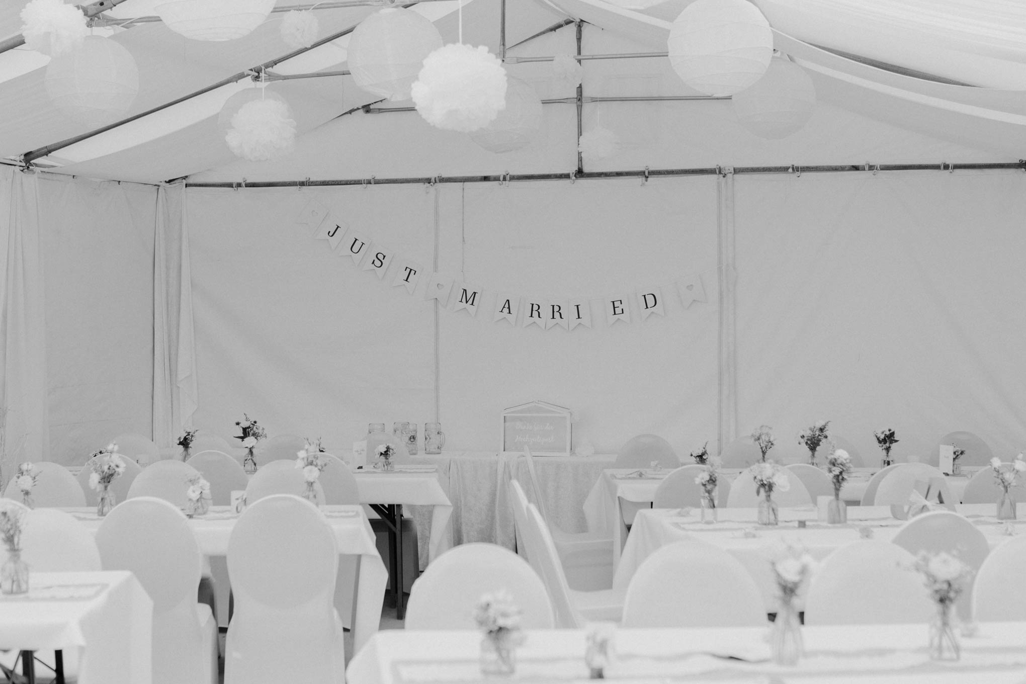 Gartenhochzeit im Zelt