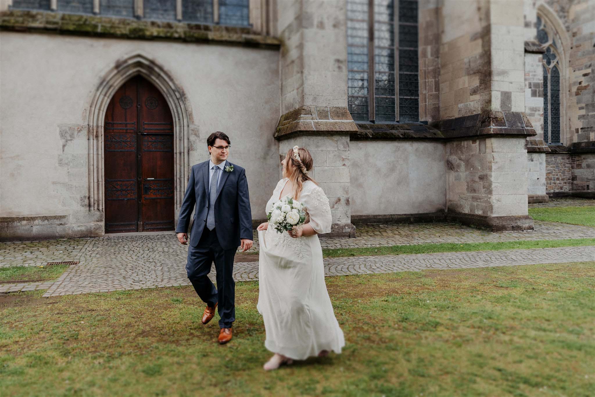 Brautpaar Hand in Hand vor dem Altenberger Dom