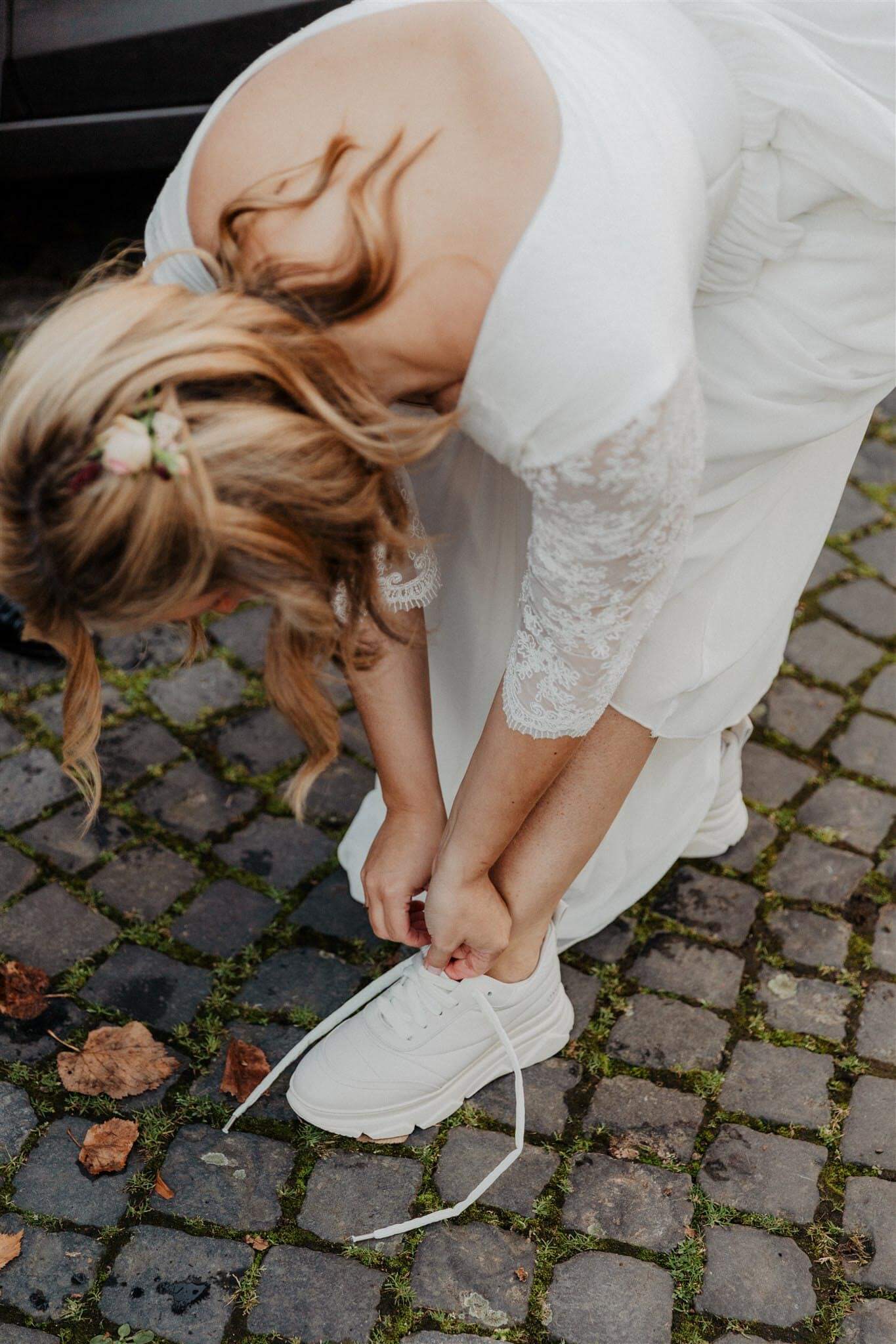 Braut mit Sneakern