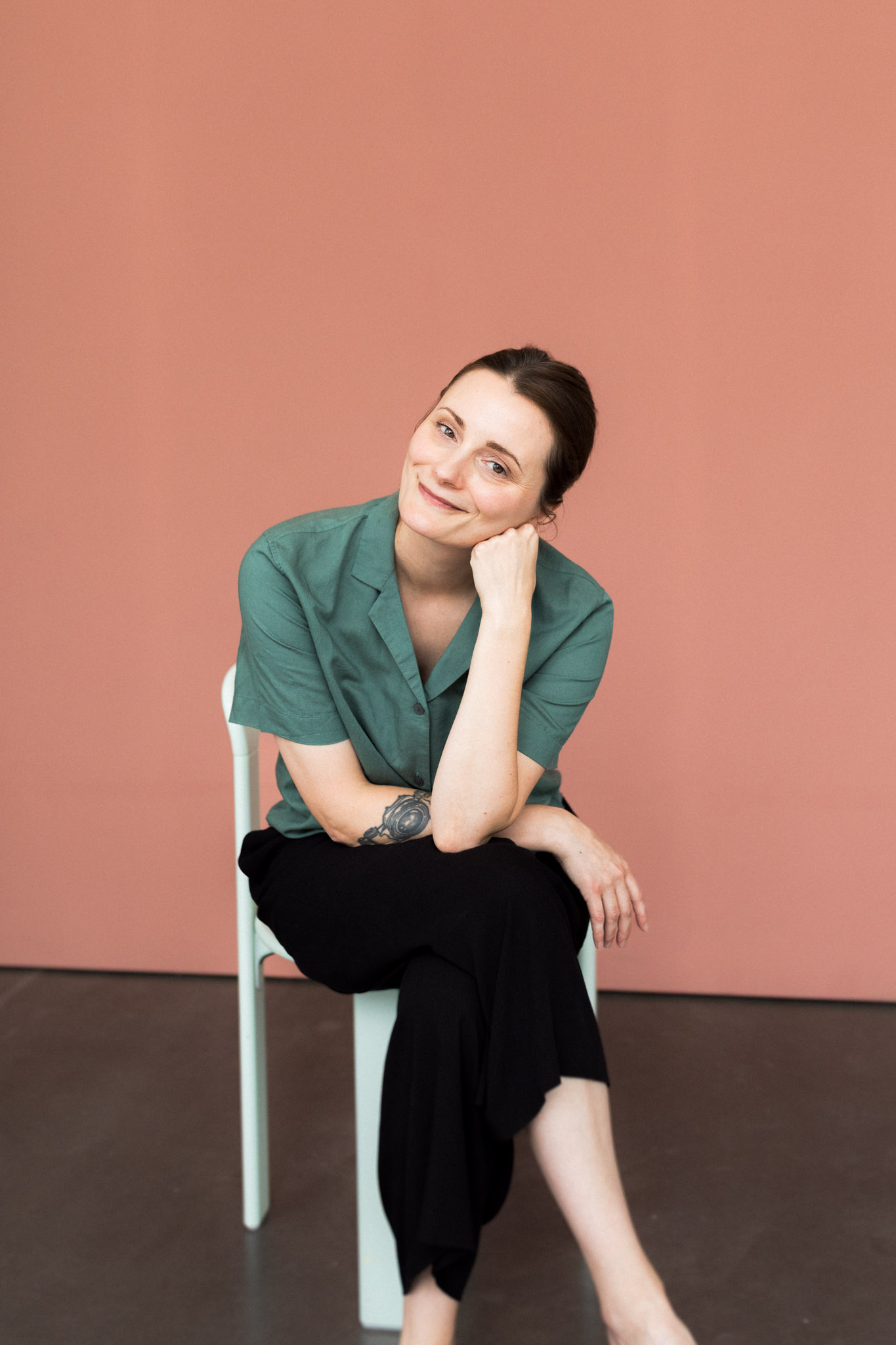 Portrait der Fotografin Stephanie Lieske in einem Studio in Köln